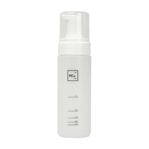 Koch Chemie Foamer Bottle - Frasco Espuma 150ml 🧴 Capacidade e Design Volume de enchimento: 150ml Frasco compacto, ergonómico e resistente a químicos Ideal para uso profissional e doméstico 🫧 Geração de Espuma Produz espuma seca e densa, de alta qualidade Permite uma aplicação uniforme e sem escorrimentos Excelente para superfícies têxteis, plásticos e interiores de veículos ⚗️ Diluição Facilitada Escala de volume e proporções impressa no frasco Permite mistura precisa e rápida do produto com água Elimina necessidade de utensílios adicionais 🔄 Modo de Utilização Encher com água até à marca desejada Adicionar produto conforme a diluição recomendada Agitar suavemente para misturar Acionar manualmente para aplicar espuma na superfície 🧼 Compatibilidade Ideal para uso com Koch Chemie Pol Star Funciona com diversos produtos espumantes à base de água 🧽 Eficiência e Economia Reduz consumo de produto ao formar espuma estável Evita excessos e saturação de superfícies 🧹 Manutenção Recomenda-se enxaguar após cada utilização Limpar regularmente a bomba para manter o desempenho